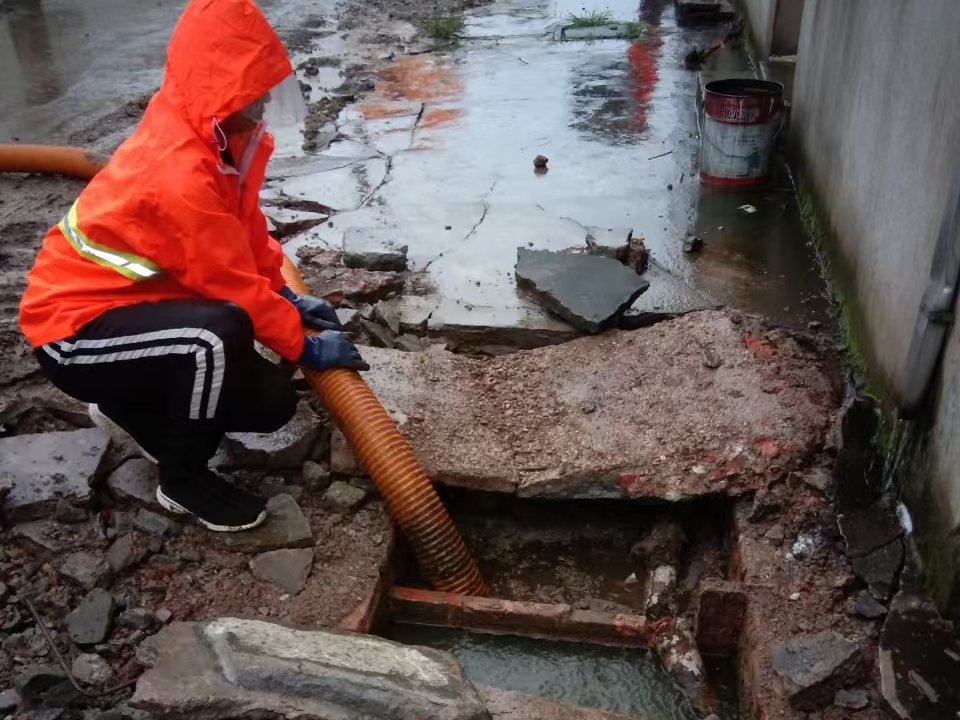 隆德专业清理污水池 炜誉市政以规范流程守护城市 “肠道”